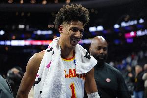 参见新鹰王！杰伦·约翰逊半场砍下三双 18分钟11分10板12助