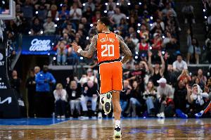 外线不准！科林斯14中6&三分8中2拿到16分2板2助 出现3次失误