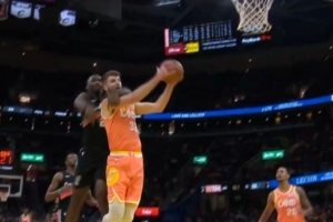 急眼了？迪恩·韦德反击上篮被加西亚劈头盖脸搂下 后者一级恶意