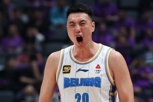 简直炸裂！翟晓川三节战罢9投8中&三分5中4 砍下21分