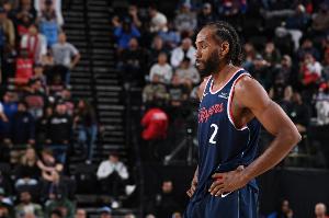 基本操作！小卡加强防守抢断 反击一条龙轻松扣空篮！