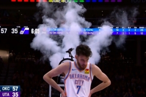 来点儿气氛！切特快攻轻扣 篮筐上的烟雾机启动致比赛暂停