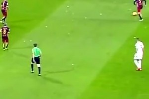 控到进球让对手无可奈何！名场面：国家德比巴萨传进球门！