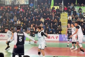 偏暗？独行侠NBA杯专属地板来了 吧友们觉得怎么样？