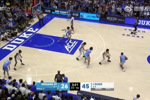 明年状元热门！卡梅隆-布泽尔展现天赋，来了一个抢断后暴扣！