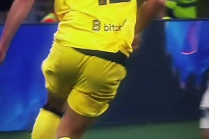 基本功太扎实了！40岁身材发福的鲁尼在活动中依旧能上演倒钩破门