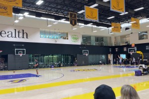 恐怖麒麟臂！东契奇这记贯穿全场的超远单臂三分，真是逆天了