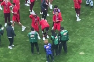 邝兆镭抢断后被放倒造对手红牌