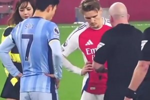 当年北伦敦德比，性感女星Lisa助阵，孙兴慜与厄德高专心开球