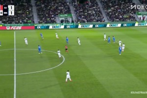 扳平比分！贝林厄姆头球摆渡，赫伊森顺势抽射破门