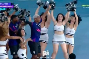 来快活啊！球员进球后，与啦啦队小姐姐们一起跳舞庆祝