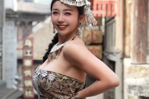 美不美？张曼源晒自己苗族装扮：是时候拿出我宝藏库存了