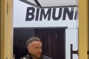 赖斯你在教道曼什么东西，他的屁股已经翘到可以点起一个足球