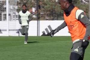 米兰球迷：听说对方的点球命中率很高？不好意思，我们有迈尼昂！