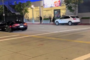 到底什么叫巨人啊！男子偶遇姚明，本人比电视上看起来高