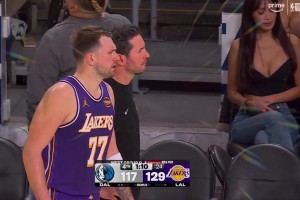 里夫斯：浓眉是有史以来最好的球员之一，能交换球衣很有趣~