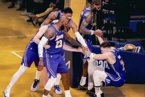 这个真牛X！小伙在家模仿乔丹经典招式，真是有模有样啊！