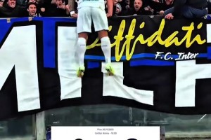 模仿齐达内？法国橄榄球赛场头顶对手恶意犯规！