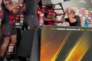 摩洛哥某球队球迷向场内扔了一把匕首，还被对方球队捡到了？！