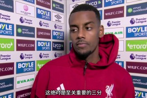 接队友回家！赛后穆西亚拉和忙着吃东西的奥利塞聊天！