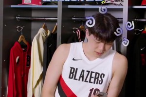 很恩爱啊！昨日赛后，克莱与女友马冬梅手挽手离开球馆