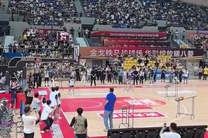 现在中国男篮有人能做到吗？战神刘玉栋穿牛仔裤没热身，三分10中10