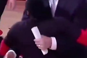 卧槽真重！姚明球衣退役仪式上，哈登直接跳到大姚身上来了个熊抱