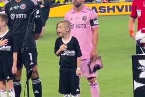 这下有和同学们唠的了！名场面：梅西的小球童全程难以置信！