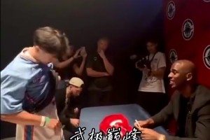他得多难过球迷此前身穿保罗不同时期球衣到场支持保罗...