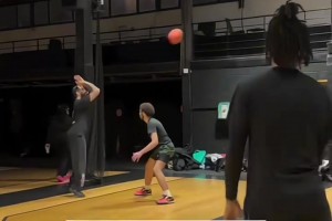 历史级别的出手诡异度和速度！