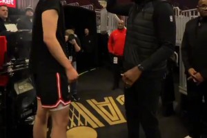 原来追梦儿子还是切特的粉丝，昨日雷勇赛后，跑去和切特见面