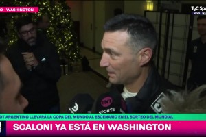 曾经青涩的梅西！梅西观看自己04年颠球的视频，眼里满满深情~