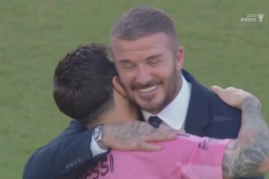 球队首次斩获美职联总冠军！小贝赛后紧紧拥抱梅西！