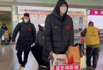 中国男篮抵达北京！戴口罩行色匆匆，无球迷接机，全队分散离开