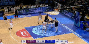 持续发力！萨林杰送长传胡明轩助张昊上篮将分差拉开到20分以上